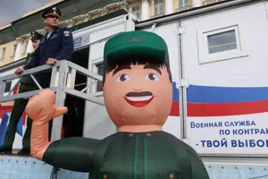 Các binh sĩ Nga đứng bên ngoài một trung tâm tuyển mộ ở TP St. Petersburg hôm 28-5. Ảnh: REUTERS