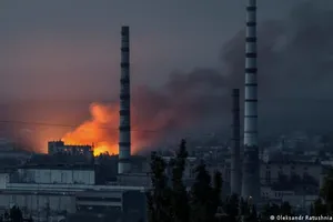 Nhà máy hóa chất Azot (TP Severodonetsk, tỉnh Luhansk, miền đông Ukraine) bốc cháy dữ dội trong các trận giao tranh giữa Nga và Ukraine. Ảnh: REUTERS