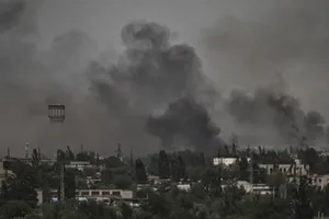 TP Severodonetsk (tỉnh Luhansk, miền đông Ukraine) chìm trong khói đen từ những trận giao tranh giữa quân Kiev và Moscow. Ảnh: AFP