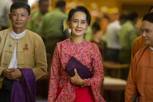 Cựu Cố vấn Nhà nước Myanmar Aung San Suu Kyi (giữa). Ảnh: AFP