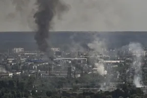 TP Severodonetsk (tỉnh Luhansk, miền đông Ukraine) chìm trong khói bụi khi hai bên Moscow-Kiev giao tranh quyết liệt. Ảnh: AFP