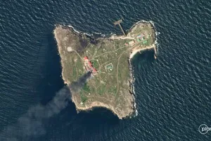 Khói bốc lên do giao tranh Nga - Ukraine trên đảo rắn ngày 6-5. Ảnh: PLANET LABS PBC