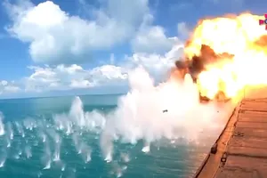 Ukraine máy không người lái Bayraktar TB-2 pháo kích đảo Rắn sau khi Nga rút quân khỏi hòn đảo. Ảnh chụp màn hình từ TWITTER