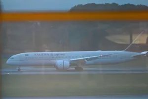 Máy bay chở Tổng thống Sri Lanka đáp xuống sân bay quốc tế Changi (Singapore) tối 14-7. Ảnh: AFP