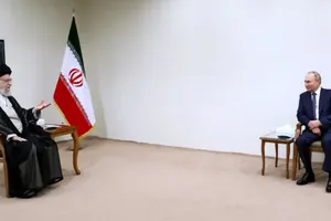 Tổng thống Nga Vladimir Putin (phải) đã gặp Lãnh tụ Tối cao Iran - ông Ayatollah Ali Khamenei. Ảnh: REUTERS