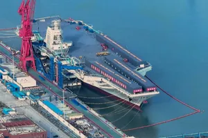 Một trong số các bức ảnh lan truyền trên mạng xã hội cho thấy tàu sân bay Phúc Kiến thiếu radar, vũ khí. Ảnh: WEIBO