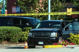 Ô tô với nhiều vết đạn tại nơi xả súng ở tỉnh British Columbia, Canada. Ảnh: REUTERS