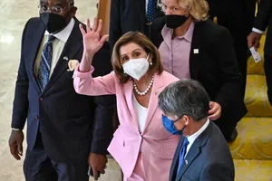 Chủ tịch Hạ viện Mỹ Nancy Pelosi (giữa). Ảnh: AFP