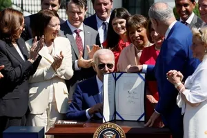 Tổng thống Mỹ Joe Biden đã ký đạo luật “Chip và Khoa học” vào ngày 9-8. Ảnh: REUTERS