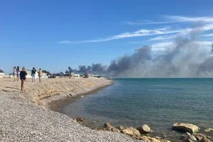 Khói đen bốc lên nghi ngút sau loạt vụ nổ ở căn cứ không quân Saki (gần TP Novofedorovka, bán đảo Crimea) của Nga. Ảnh: RIA NOVOSTI