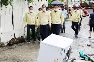 Phái đoàn chính phủ đi kiểm tra thiệt hại tại làng Guryong (Seoul) ngày 9-8. Ảnh: YONHAP