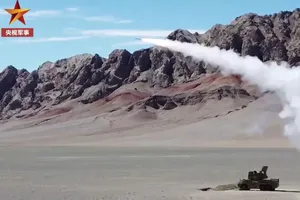 Trung Quốc tập trận bắn đạn thật và thử nghiệm tên lửa mới (được cho là HQ-17A) tại Tân Cương. Ảnh: CCTV