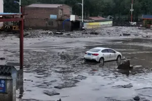 Một con đường ở huyện Đại Đồng, tỉnh Thanh Hải sau trận lũ quét ngày 18-8. Ảnh: WEIBO