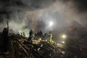 Đống đổ nát sau đợt không kích của Nga ở tỉnh Kharkiv (Ukraine). Ảnh: REUTERS