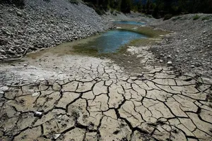 Bờ hồ Le Broc ở Pháp nứt nẻ do hạn hán, ngày 8-8. ẢNH: REUTERS