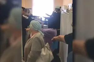 10 bệnh nhân làm theo các động tác được nữ bác sĩ hướng dẫn. NGUỒN: TELEGRAM