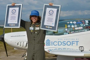 Mack Rutherford nhận chứng nhận Kỷ lục Guinness với thành tích người trẻ nhất tự lái máy bay một mình vòng quanh khắp thế giới. Ảnh: AFP