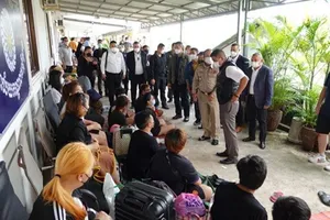 Cảnh sát lấy lời khai những người lao động được cho là bị lừa gạt tại Sihanoukville (Campuchia) vào năm 2022. Ảnh: KHMER TIMES