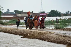 Phụ nữ và trẻ em tại Bolochistan phải di chuyển tới vùng cao hơn để tránh lũ. ẢNH: REUTERS