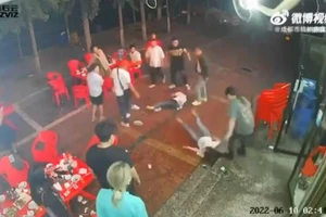 Ảnh chụp từ đoạn phim về vụ tấn công ở thị trấn Đường Sơn (Trung Quốc) ngày 10-6. Ảnh CHANEL NEWSASIA