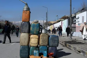Các thùng xăng ở thủ đô Kabul (Afghanistan). Ảnh: REUTERS