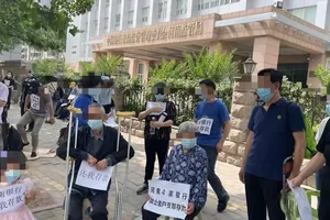 Những người phản đối bên ngoài một ngân hàng ở thành phố Trịnh Châu (tỉnh Hà Nam, Trung Quốc) vào tháng 5. Ảnh: SOUTH CHINA MORNING POST