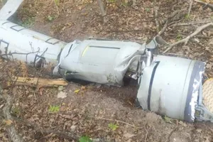 Ukraine đánh lừa Nga bằng các mục tiêu giả làm bằng gỗ, trông giống HIMARS. Ảnh: UKRINFORM