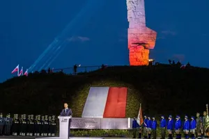 Tổng thống Ba Lan Andrzej Duda phát biểu trong buổi lễ kỷ niệm 81 năm ngày Chiến tranh thế giới thứ hai bùng nổ tại Đài tưởng niệm Westerplatte ở thành phố Gdansk (Ba Lan) ngày 1-9-2020. Ảnh: REUTERS