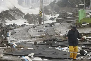 Một con đường tại tỉnh Ulsan bị hư hại khi bão Hinnamnor đổ bộ. ẢNH: YONHAP