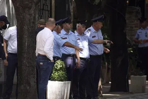 Cảnh sát bảo vệ bên ngoài Đại sứ quán Iran ở Tirana (Albania) ngày 8-9. Ảnh AP