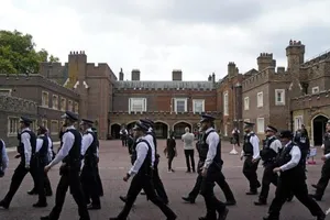 Các nhân viên cảnh sát diễu hành qua Tòa án Friary tại Cung điện St James ở London vào ngày 9-9, một ngày sau khi Nữ hoàng Elizabeth II qua đời. Ảnh: AFP