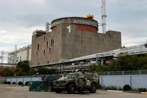 Xe bọc thép vượt địa hình của Nga đậu bên ngoài nhà máy điện hạt nhân Zaporizhzhia. ẢNH: REUTERS