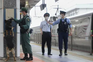 Cảnh sát Thủ đô làm nhiệm vụ đảm bảo an ninh tại một nhà ga ở Tokyo ngày 20-9. Ảnh: THE JAPAN TIMES