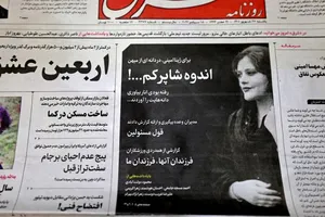 Trang nhất của tờ báo Sharq (Iran) có bức ảnh của cô Mahsa Amini. Ảnh: AFP