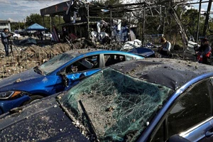 Đống đổ nát sau trận pháo kích của Nga ở tỉnh Zaporizhia (Ukraine) ngày 23-9. Ảnh: REUTERS