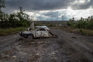 Một chiếc xe hơi bị phá hủy khi Nga nã pháo vào làng Velyka Komyshuvakha (tỉnh Kharkiv) ngày 24-9. Ảnh: REUTERS
