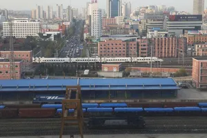 Các toa chở hàng tại 1 toa xe lửa ở TP Đan Đông (tỉnh Liêu Ninh, Trung Quốc). ẢNH: REUTERS