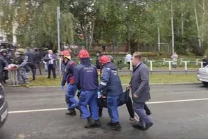 Nhân viên cứu hộ tại hiện trường vụ xả súng. ẢNH: REUTERS.