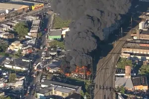 Cháy bãi phế liệu ở thành phố Philadelphia, bang Pennsylvania (Mỹ) ngày 27-9. Ảnh: TWITTER