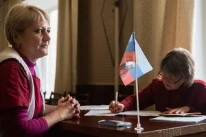 Người dân tỉnh Luhansk (Ukraine) đi bỏ phiếu trưng cầu dân ý sáp nhập vào Nga. Ảnh: SPUTNIK