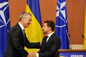 Tổng thư ký NATO Jens Stoltenberg (bên trái) và Tổng thống Ukraine Volodymyr Zelensky (bên phải) trong 1 cuộc gặp tại Ukraine năm 2019. ẢNH: GETTY IMAGES