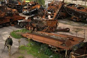 Nhiều xe tăng và xe bọc thép Nga bị quân Ukraine phá hủy tại tỉnh Donetsk ngày 5-10. Ảnh: REUTERS