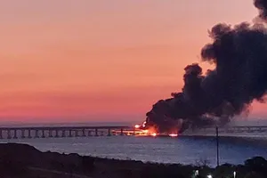 Khói bốc lên từ đám cháy trên cầu Crimea ngày 8-10. Ảnh: SPUTNIK