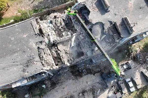 Tòa dân cư bị hư hại nặng sau trận pháo kích của Nga vào tỉnh Mykolaiv (Ukraine) ngày 13-10. Ảnh: HANDOUT