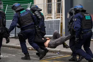 Cảnh sát Pháp bắt người biểu tình. Ảnh: GETTY IMAGES