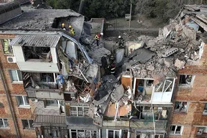 Tòa dân cư bị phá hủy sau trận pháo kích của Nga vào tỉnh Mykolaiv. Ảnh: HANDOUT