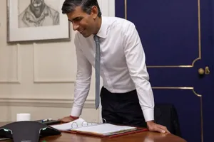 Tân Thủ tướng Anh Rishi Sunak điện đàm với Tổng thống Mỹ Joe Biden tối 25-10. Ảnh: THE TELEGRAPH