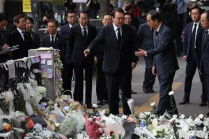 Tổng thống Hàn Quốc Yoon Suk-yeol (trái) và Thủ tướng Han Duck-soo đến tưởng niệm nạn nhân vụ giẫm đạp Halloween. Ảnh: REUTERS