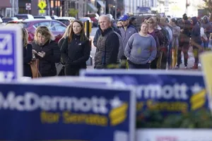 Cử tri bang Idiana đi bỏ phiếu sớm vào ngày 7-11. Ảnh: AP