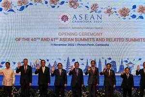 Các nhà lãnh đạo các nước thành viên ASEAN tại Hội nghị Cấp cao ASEAN lần thứ 40, 41 diễn ra ở thủ đô Phnom Penh (Campuchia). Ảnh: AFP